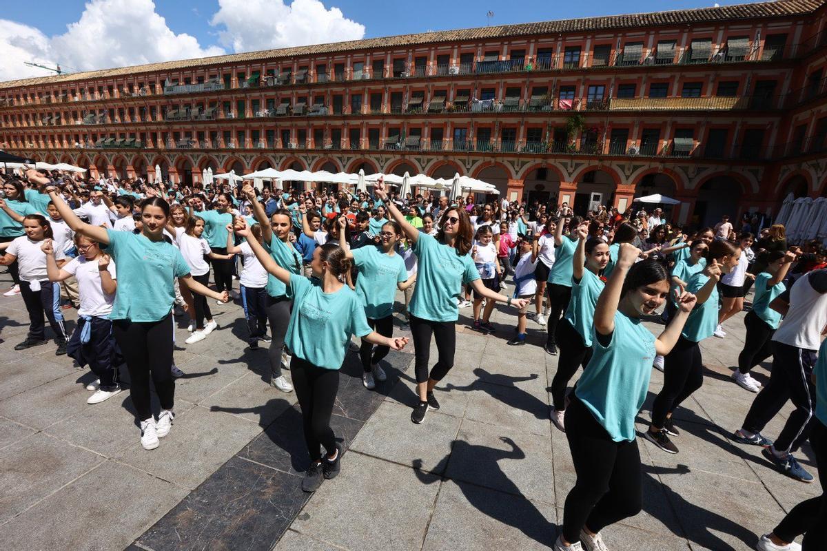 Participantes del 'flashmob' durante la realización del mismo en la plaza de La Corredera.