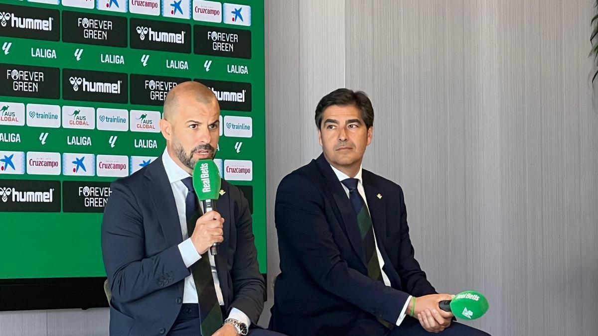 Manu Fajardo junto a Ángel Haro durante la presentación de Marc Roca e Iker Losada