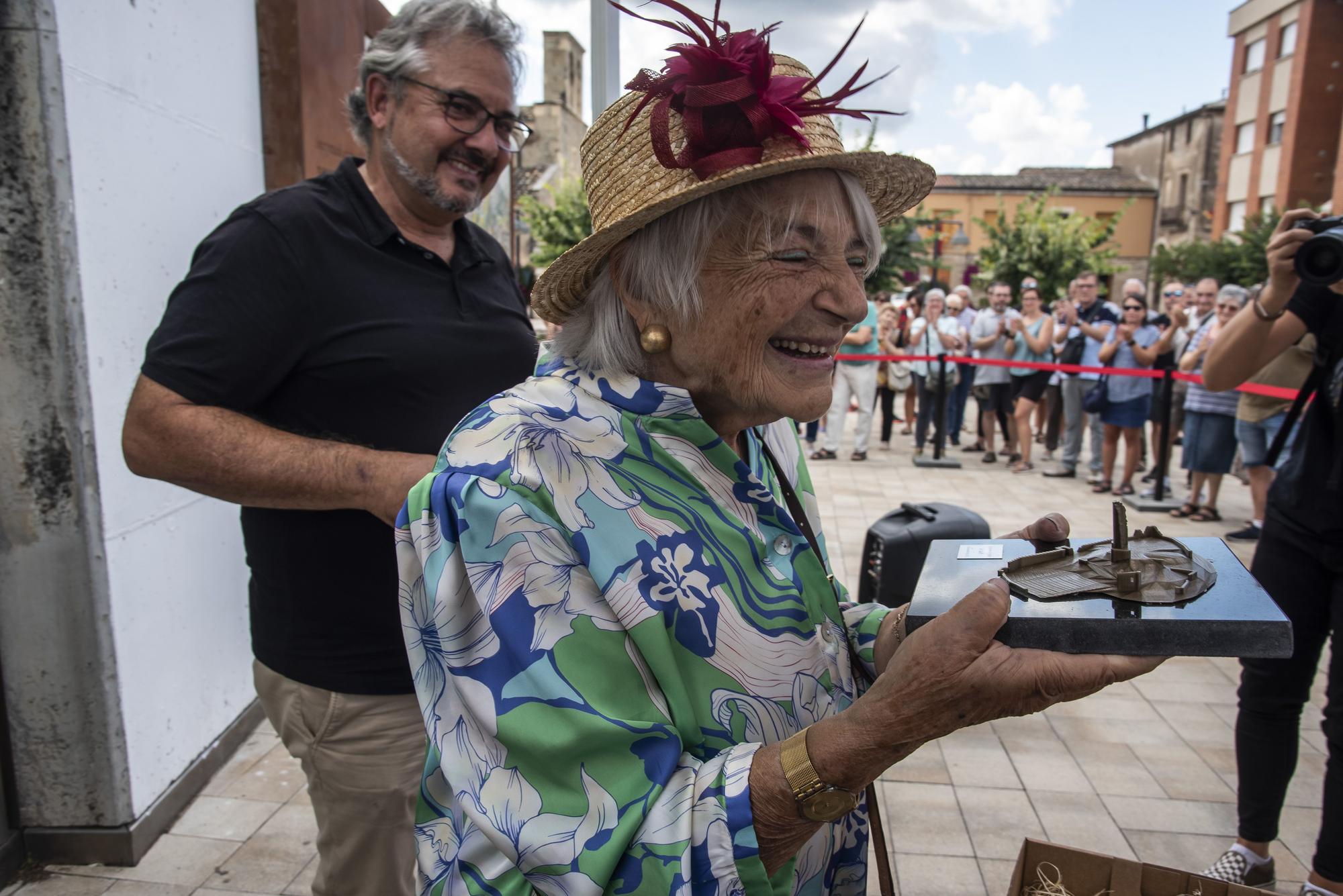 Pilarín Bayés inaugura un mural a Calders