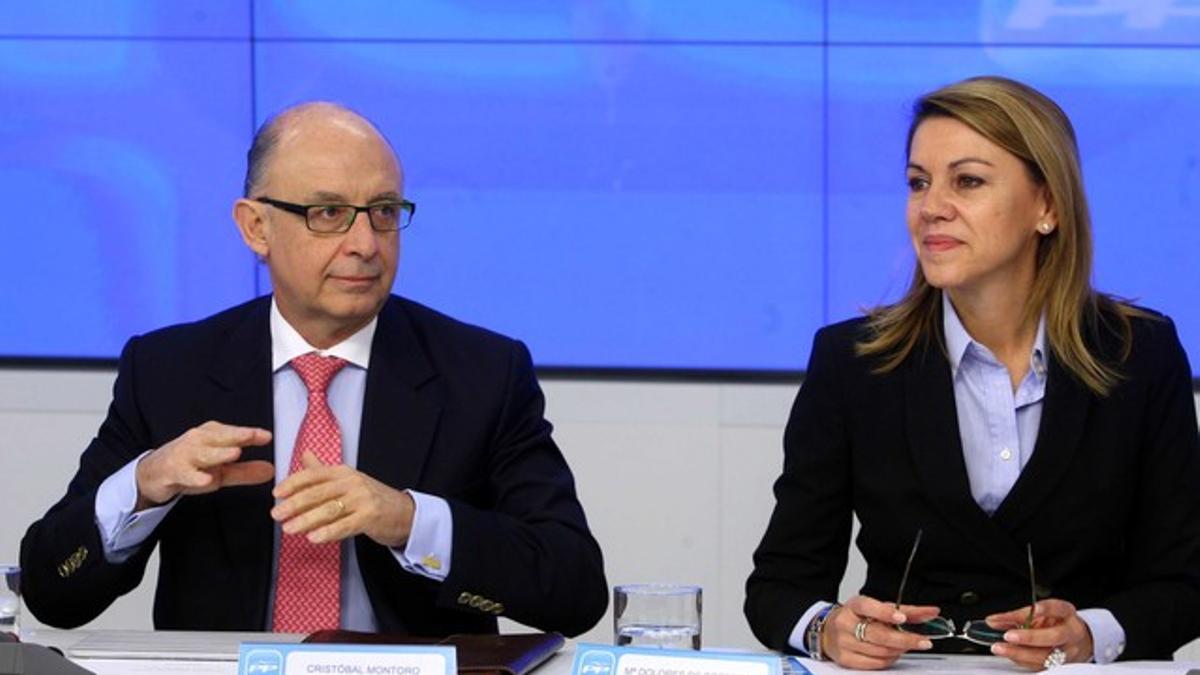 Cristóbal Montoro y Dolores de Cospedal, el pasado diciembre, en la sede del PP.