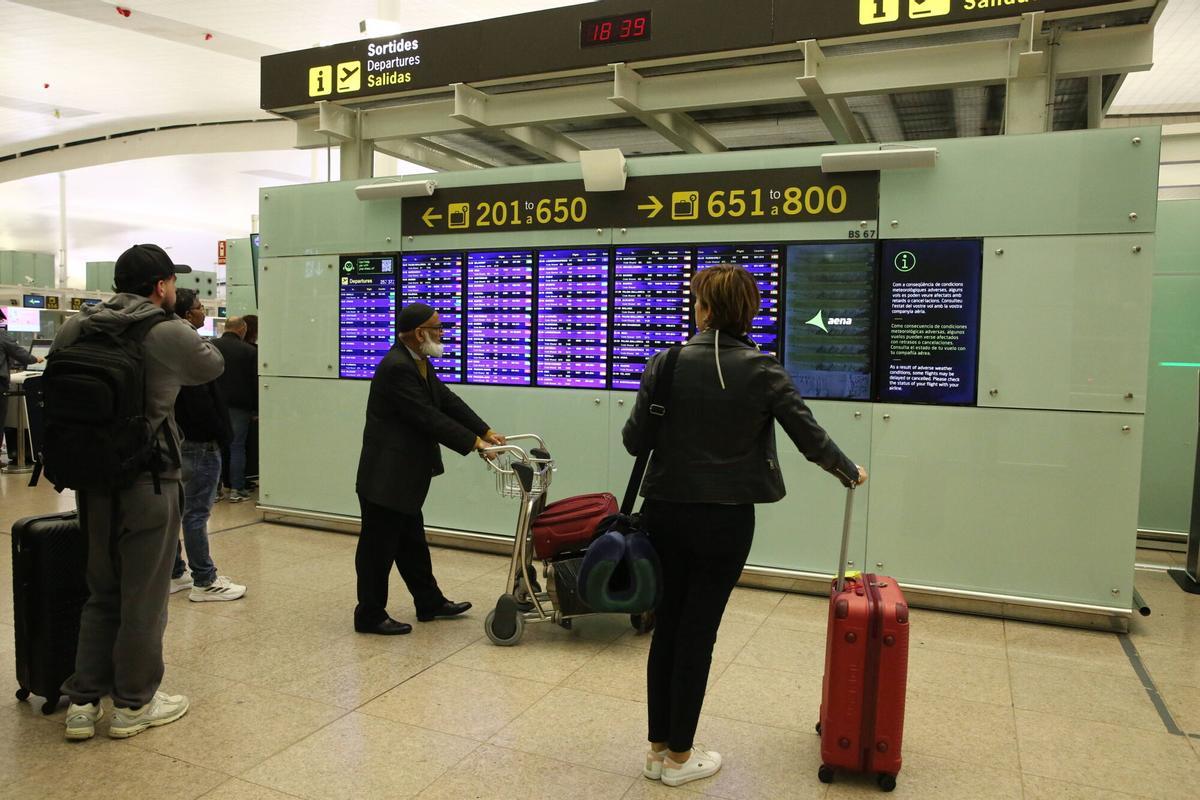 El temporal de fuertes lluvias en Barcelona y resto de Catalunya ha provocado al menos 47 cancelaciones y dos desvíos de vuelos, además de numerosos retrasos en el aeropuerto de Barcelona-El Prat