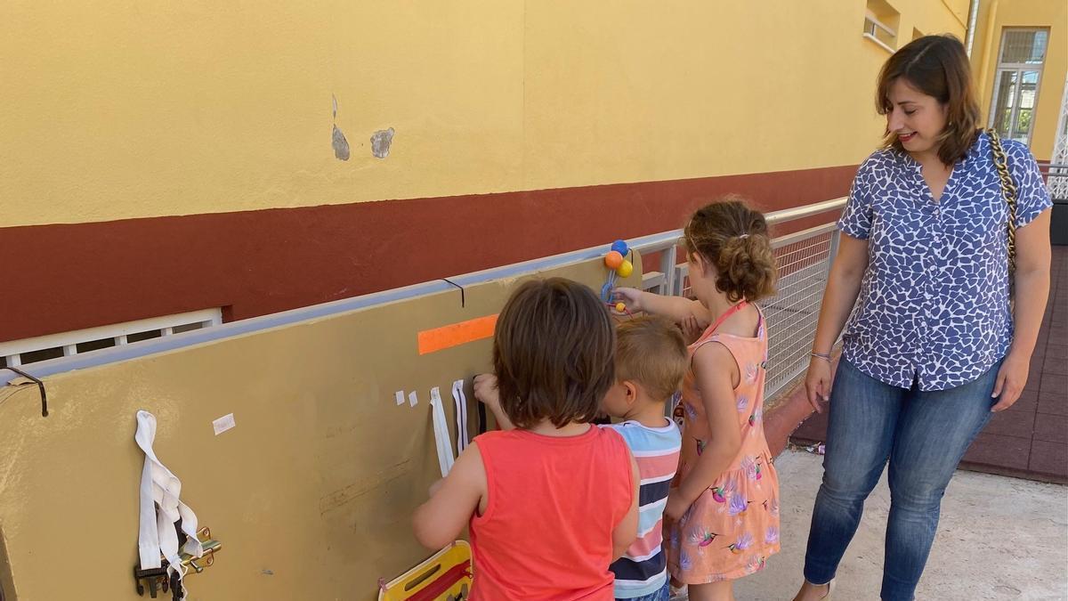 La concejala María García en la escuela de verano del año pasado en el colegio La Matanza