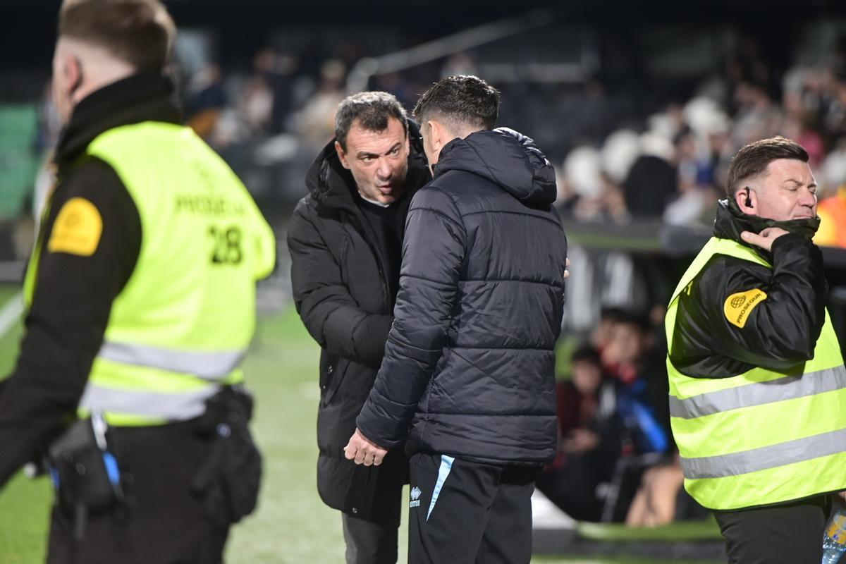 Jesús Galván y Pablo Hernández se saludan antes del Castellón-Mirandés, en el SkyFi Castalia.