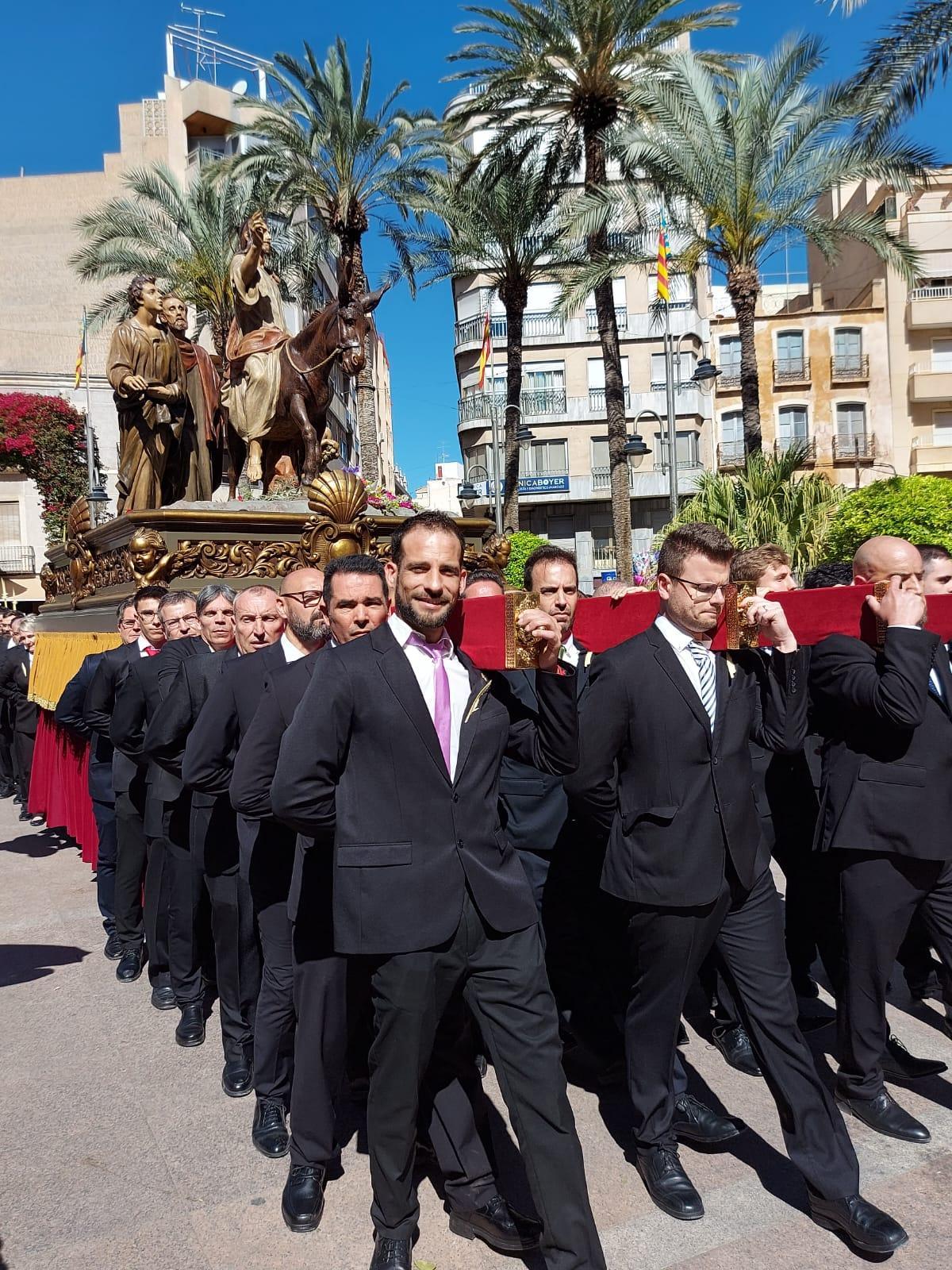 Costaleros crevillentinos portando el Pas de la Burreta de Mariano Benlliure este Domingo de Ramos