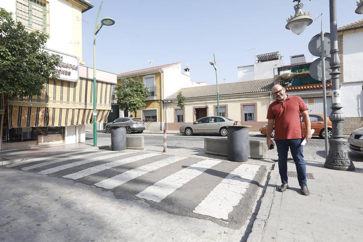 Bernardo Jordano, junto a uno de los pasos de peatones de la plaza de Cañero que se arreglarán.