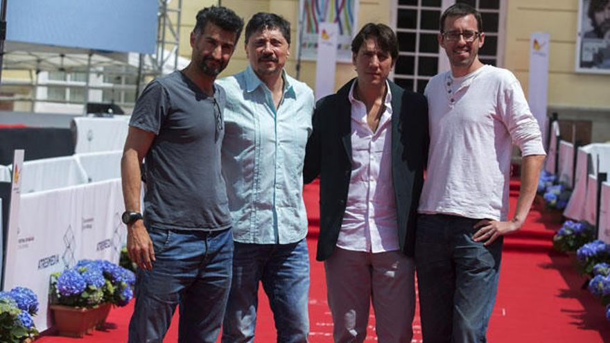 El director Barney Elliot, los actores Carlos Bardem, Alberto Ammann, y el productor Ibon Comenaza.