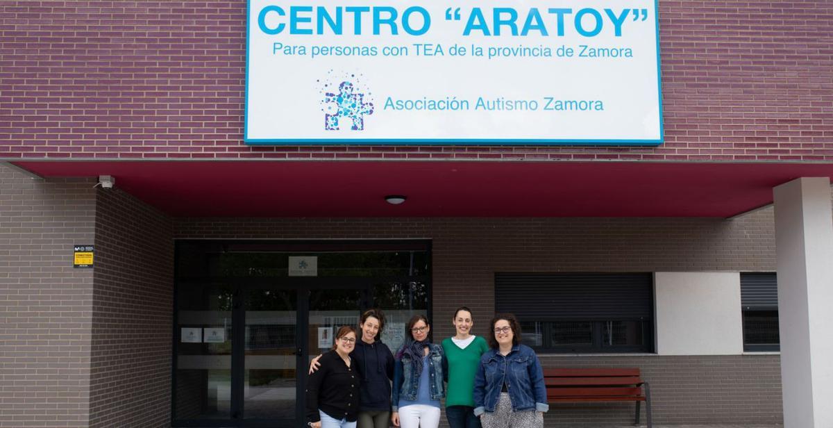 Las trabajadoras del Centro Aratoy para personas con TEA, a las puertas del edificio. | Ana Burrieza