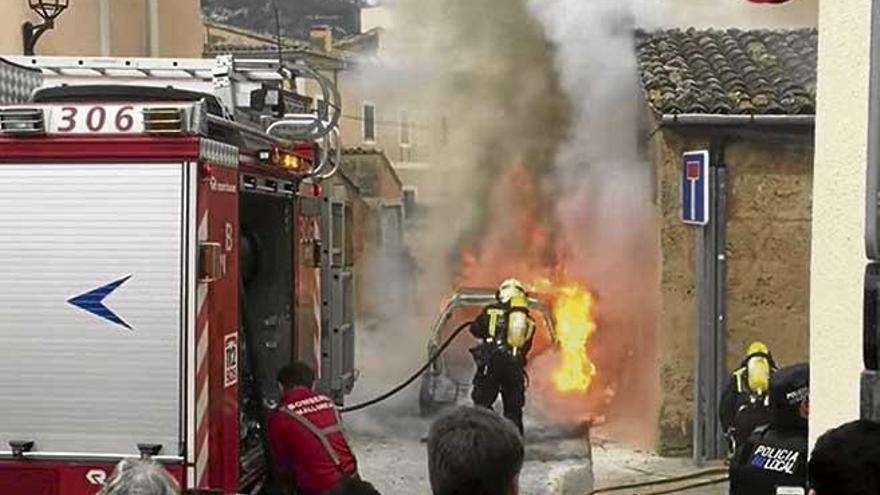 Los Bombers de Mallorca sofocan las llamas que envuelven el coche ayer al mediodía en Andratx.