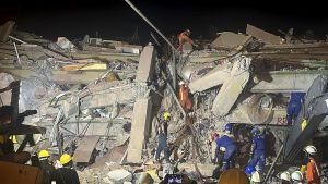 Rescatadores se apresuran a buscar supervivientes tras el terremoto de Birmania