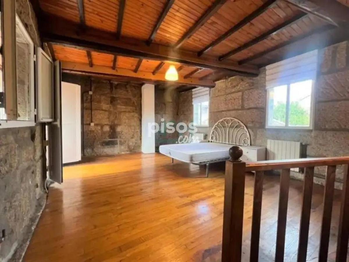 Algunas imágenes del chalet con piscina a la venta en Coles