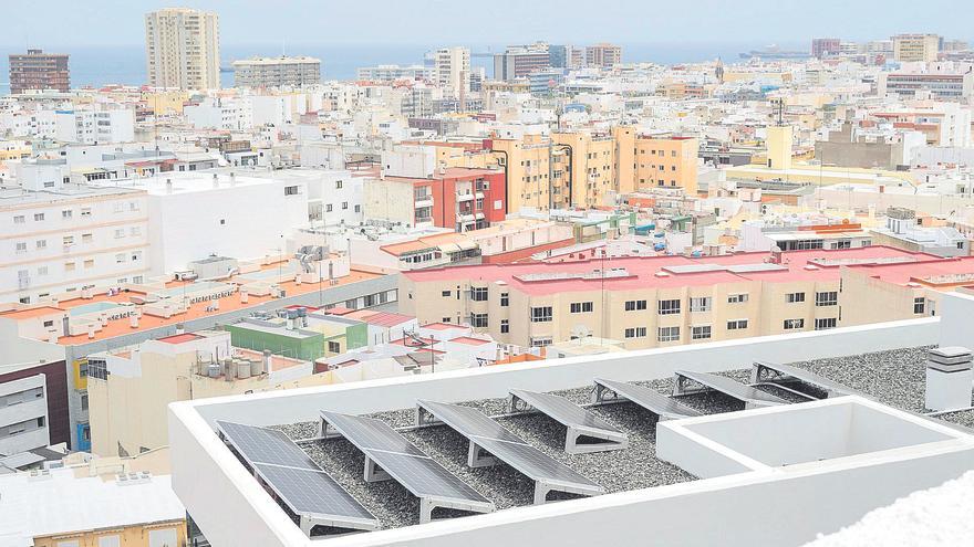 La subida de la luz triplica la demanda para instalar placas solares en Canarias