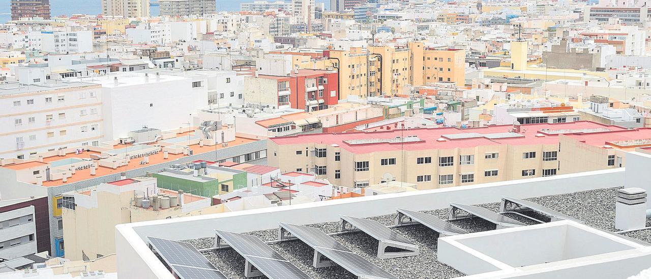 Instalación de paneles solares en la cubierta de un edificio en Las Palmas de Gran Canaria