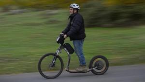 zentauroepp45826736 madrid 09 11 2018  juan jim nez conduce su patinete   foto  181110162951