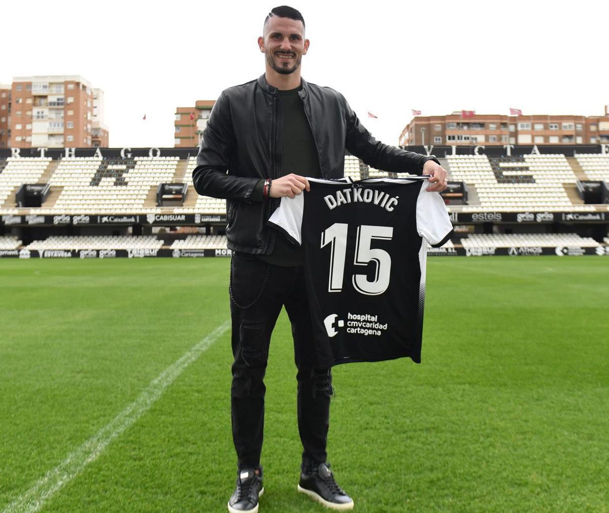 Datkovic, en su presentación oficial ayer como jugador del FC Cartagena. | FC CARTAGENA