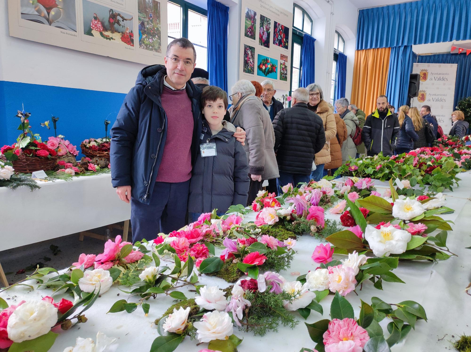 Las camelias llenan de color el colegio Padre Galo, de Luarca