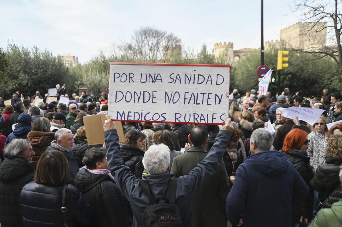 Manifestación de los vecinos de Ejea de los Caballeros frente a la Aljafería, el pasado febrero.