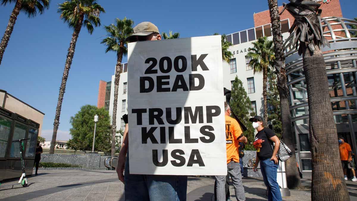 Estados Unidos roza los 200.000 muertos por la COVID-19 en una encrucijada electoral. En la imagen, una protesta en Los Ángeles.