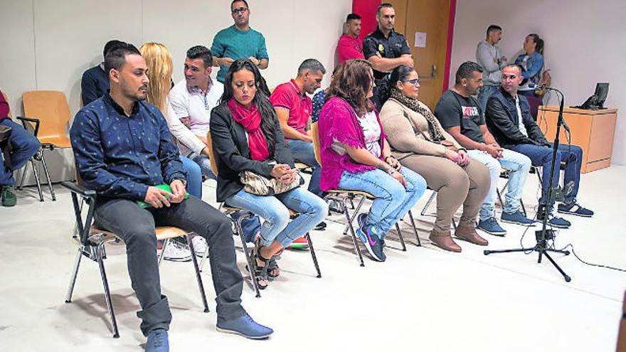 Los acusados, ayer, antes de que aceptaran las penas en el juicio celebrado en la Audiencia de Las Palmas.