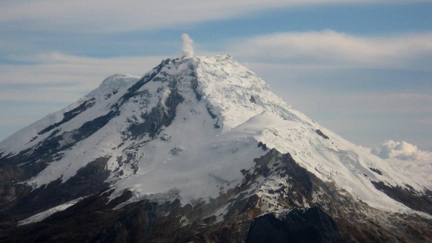 Colombia mantiene la orden de evacuación pero niega una avalancha por el volcán Huila