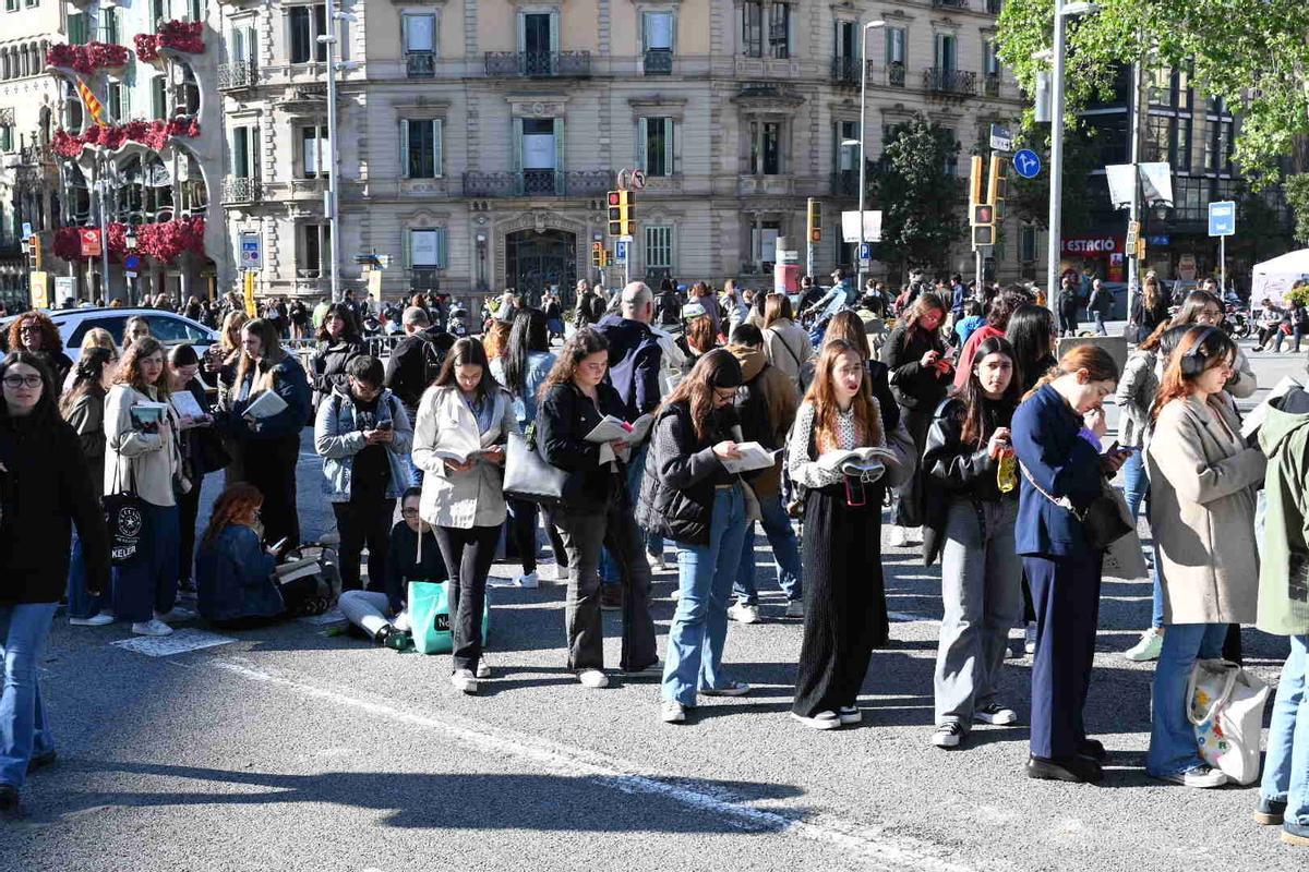 Jóvenes aguardan en fila en el paseo de Gràcia de Barcelona para conseguir la firma de Javier Castillo.
