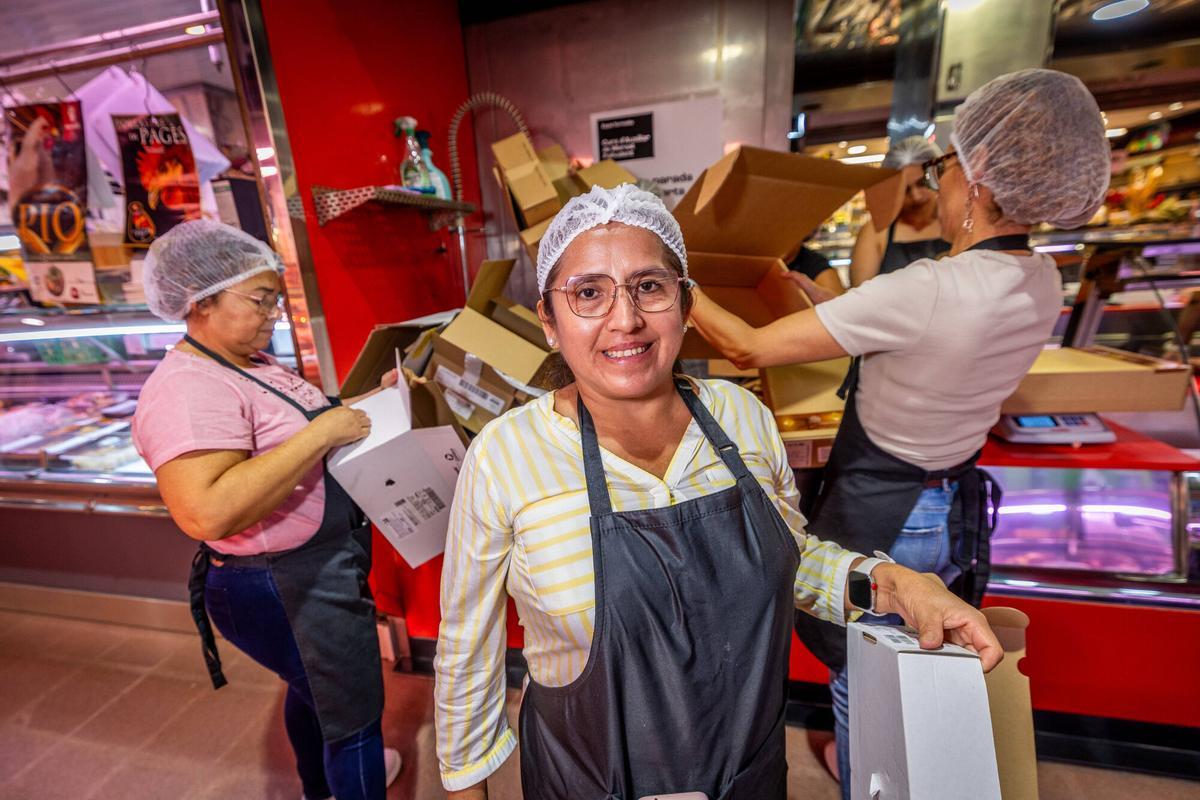 Rubí 7/10/2025 Barcelona Jóvenes y mayores aprenden a hacer de paradistas, en este caso carnicería y charcutería,para no dejar morir los mercados municipales y paliar el efecto de falta de relevo generacional. -Elisabeth Jiménez,aprendiz. AUTOR: JORDI OTIX
