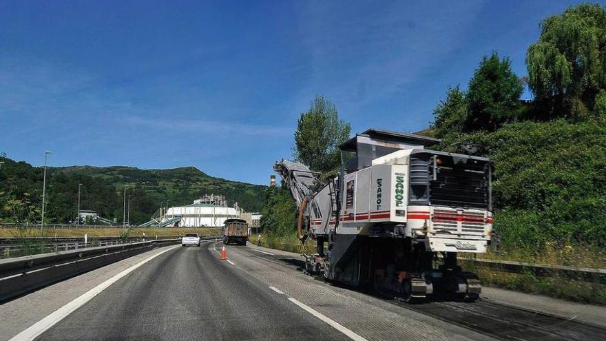 Una máquina, alquitranando a la altura del Polígono de Fábrica de Mieres.