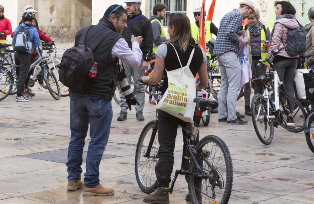 200 ciclistas exigen frente al Ayuntamiento una vía verde en La Cantera.