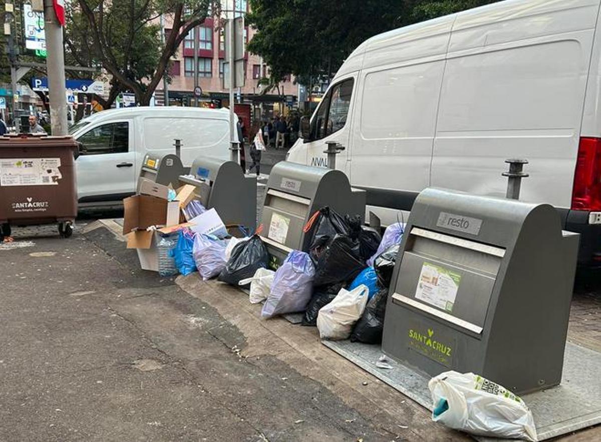 Basura fuera de los contenedores, en Santa Cruz.