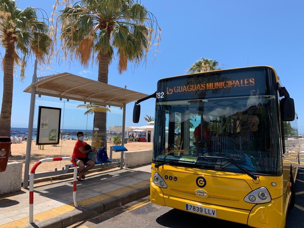 Titsa prueba desde hoy las prestaciones de una guagua de Las Palmas en Santa Cruz