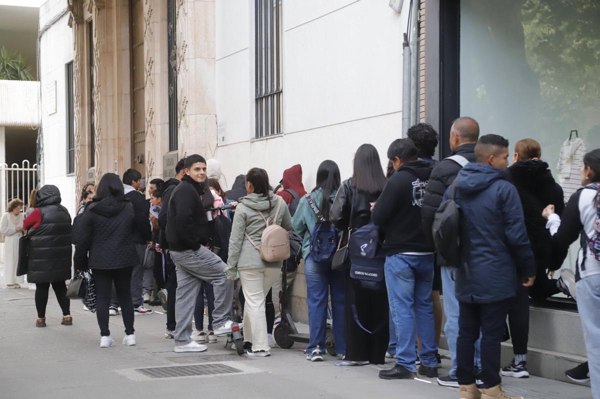 Colas de inmigrantes en la sede municipal de Gran Capitán para obtener documentos como el padrón