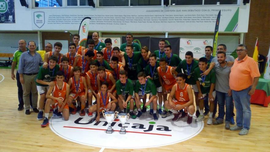 Foto de familia del Unicaja y del CB El Palo, los equipos que representarán al baloncesto malagueño en el Nacional infantil