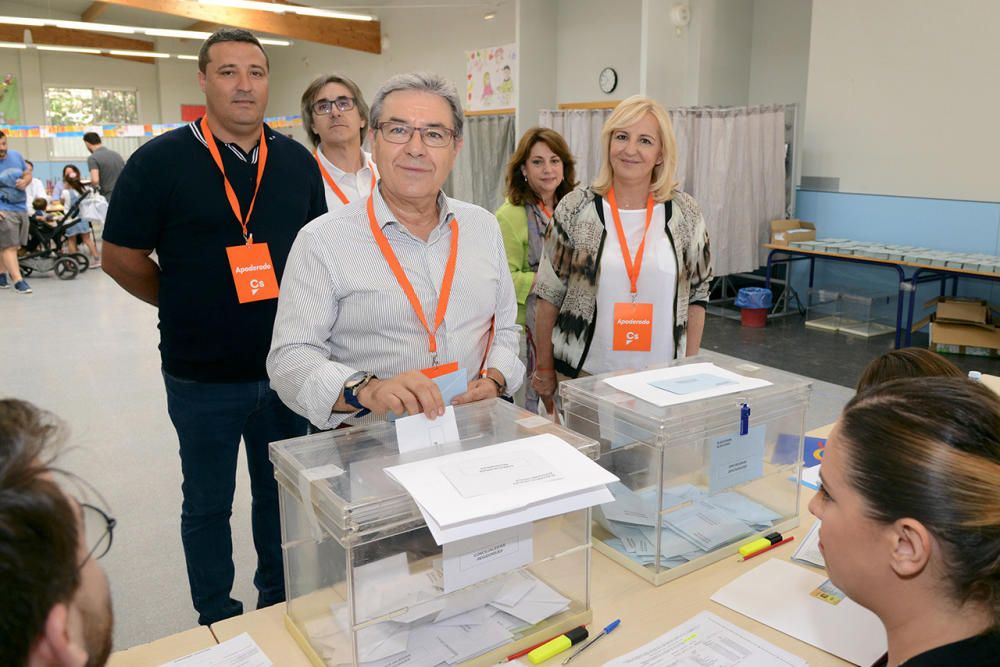 Paco Estellés (Ciudadanos) vota en Paiporta.