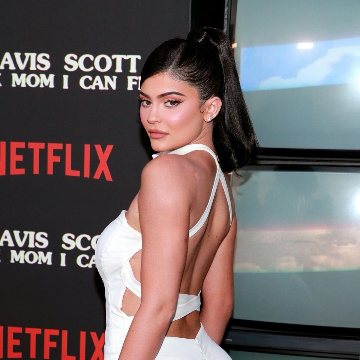 Kylie Jenner con coleta en el estreno de 'Look Mom I Can Fly' para Netflix