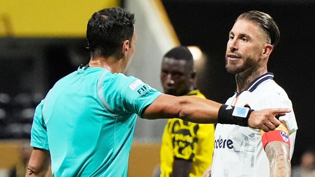Sergio Ramos hablando con el colegiado del duelo entre Monterrey y Borussia Dortmund