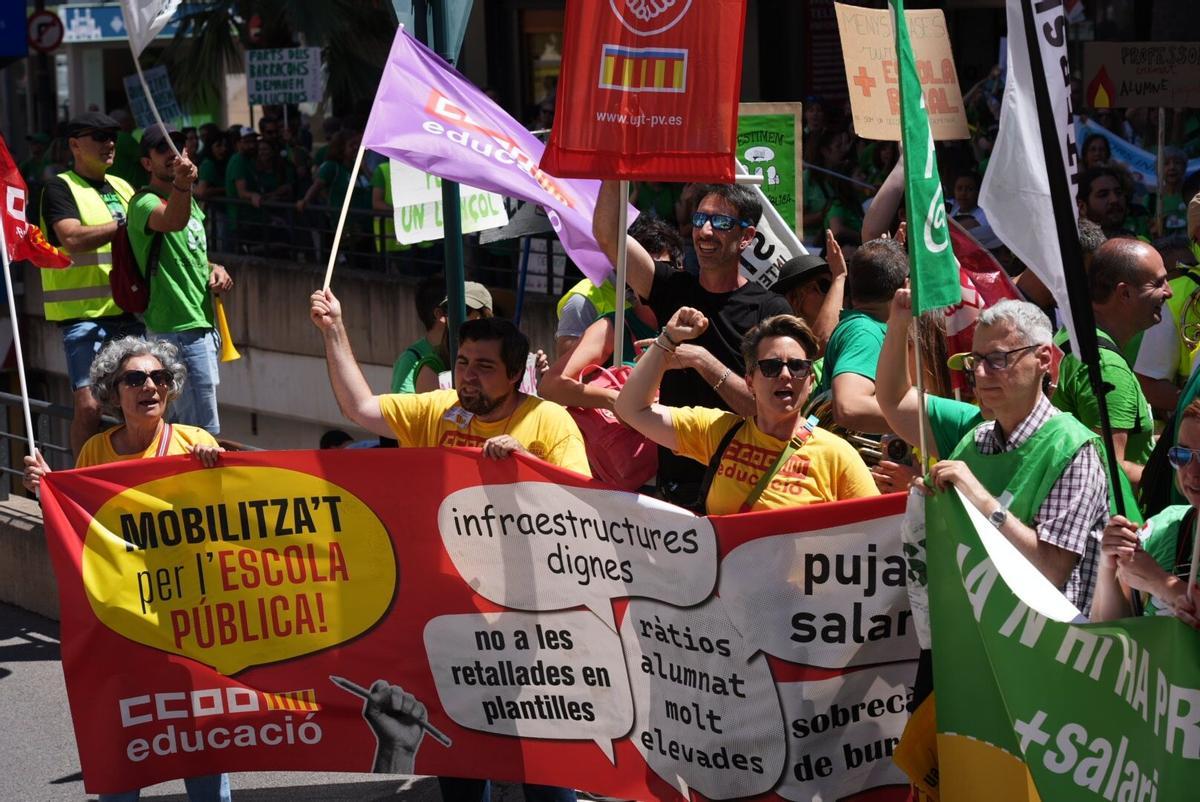 Manifestación de profesores ante la delegación de Hacienda de la Generalitat en el décimo día de huelga.