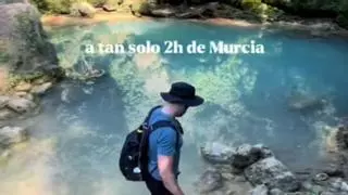 Parece México, pero está a dos horas de Murcia: un cenote rodeado de "vegetación selvática"