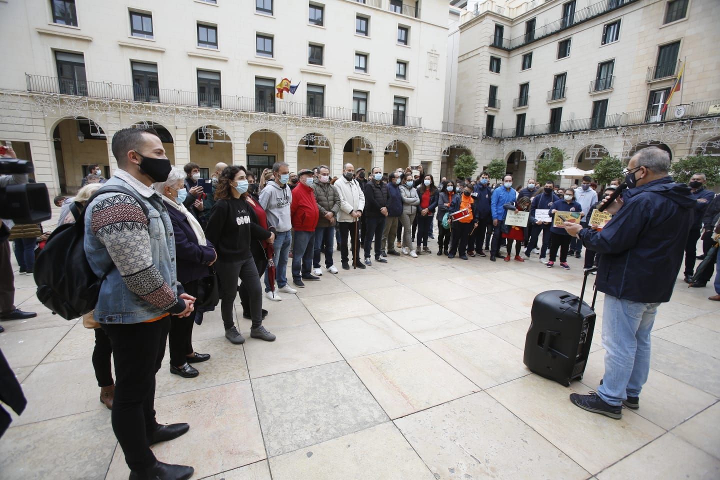 Protesta frente ayuntamiento Alicante retraso obras Edificat