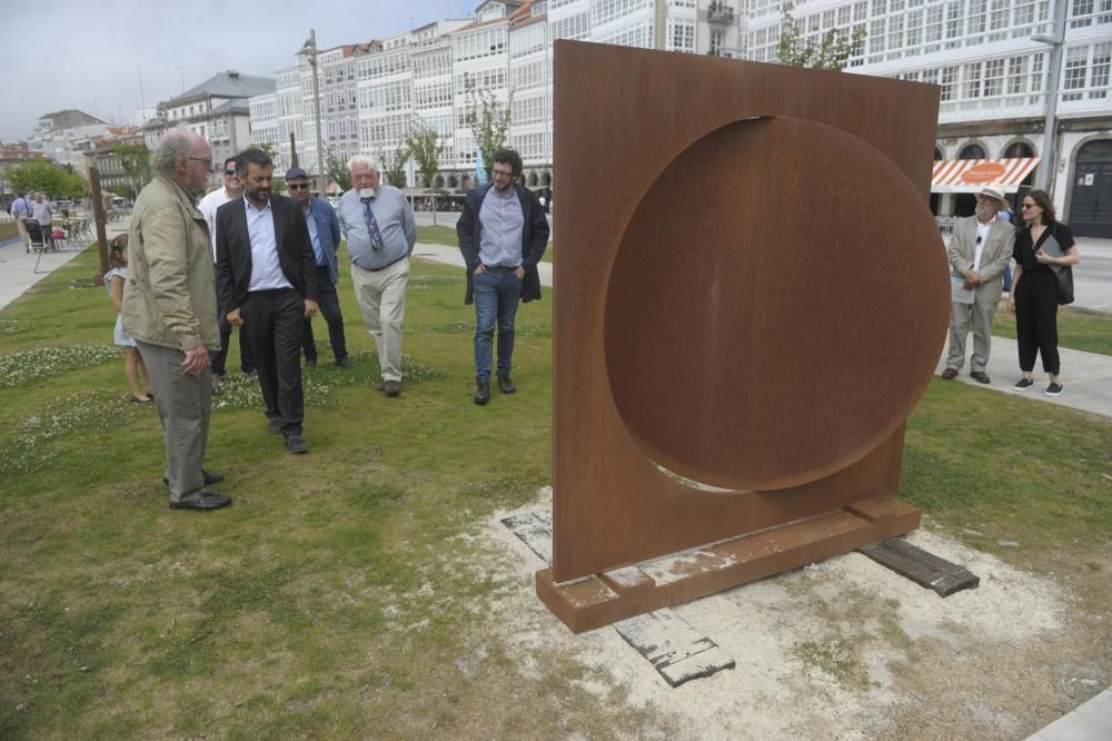 La exposición 'Ao carón do mar' reúne obras de cinco escultores en la dársena de La Marina