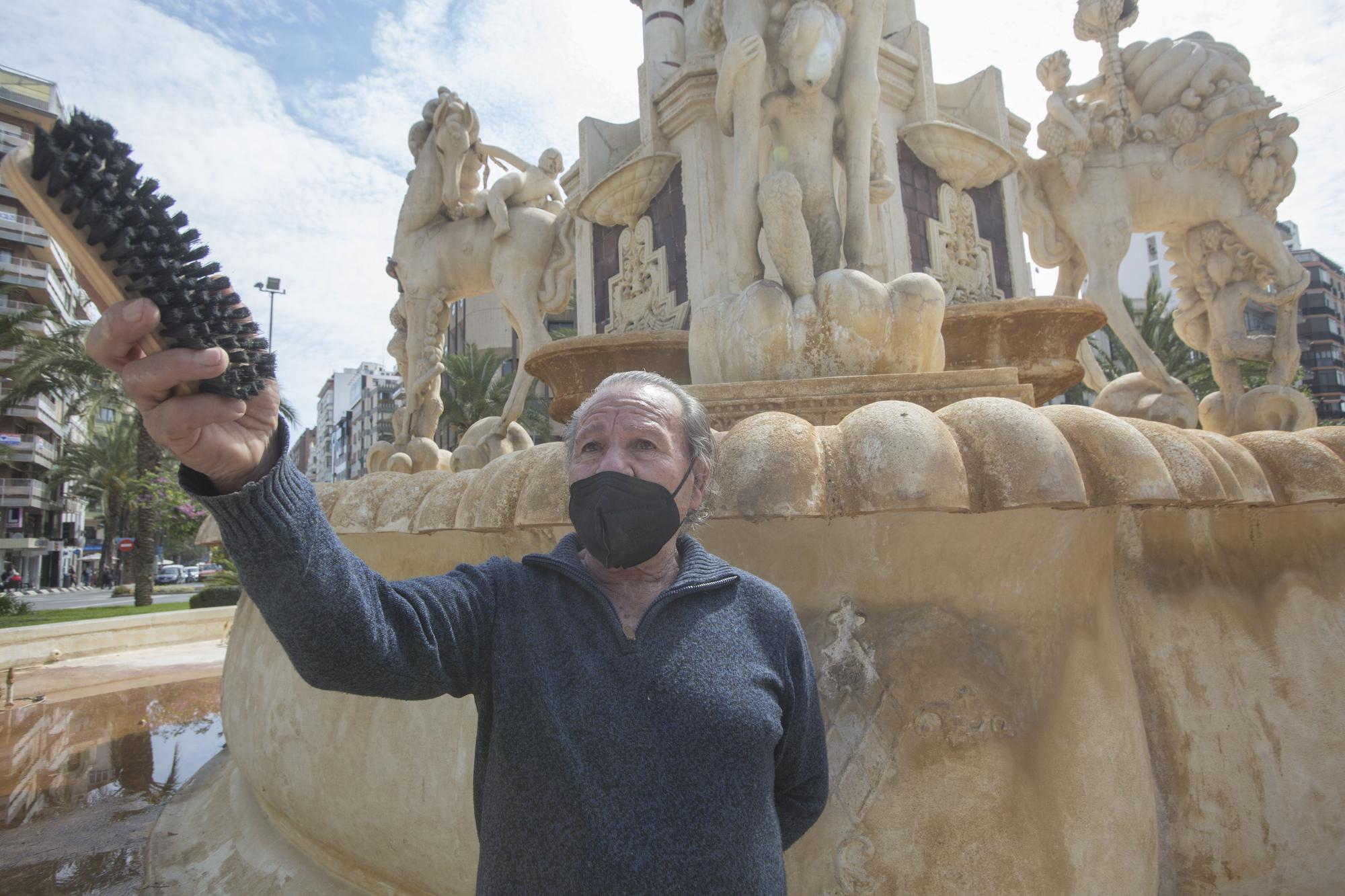 Así limpia a mano la fuente de Luceros de Alicante un espontáneo