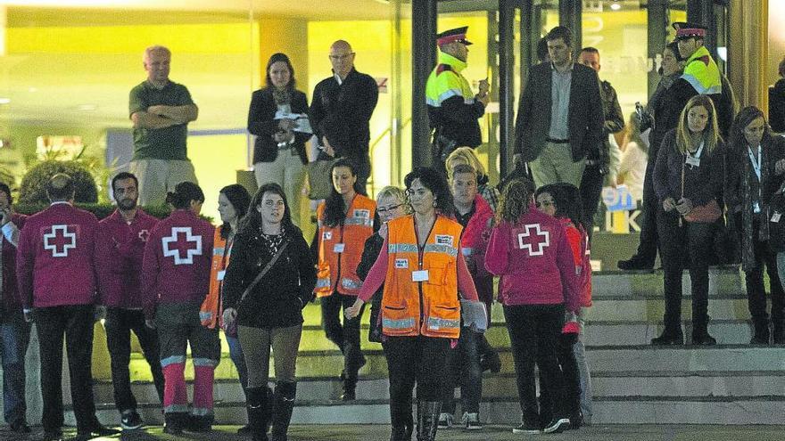 Imágenes de psicólogos y personal de Cruz Roja en la puerta del hotel en el que hasta ayer estaban las familias de los fallecidos en el accidente aéreo