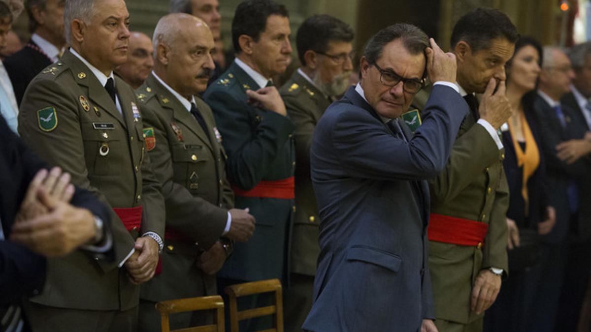 Artur Mas, rodeado de militares, durante la misa en la basílica de la Mercè, este miércoles.