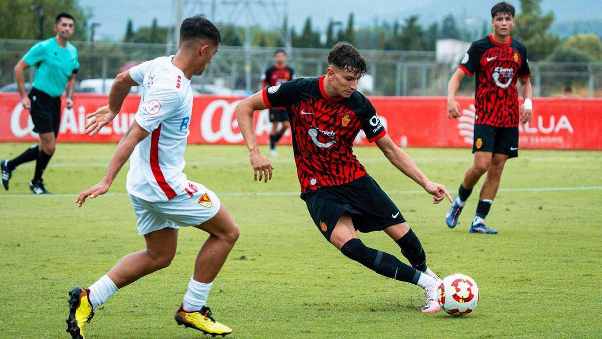 Eliott busca el disparo ante la defensa de Palacios en el Mallorca B-Terrassa