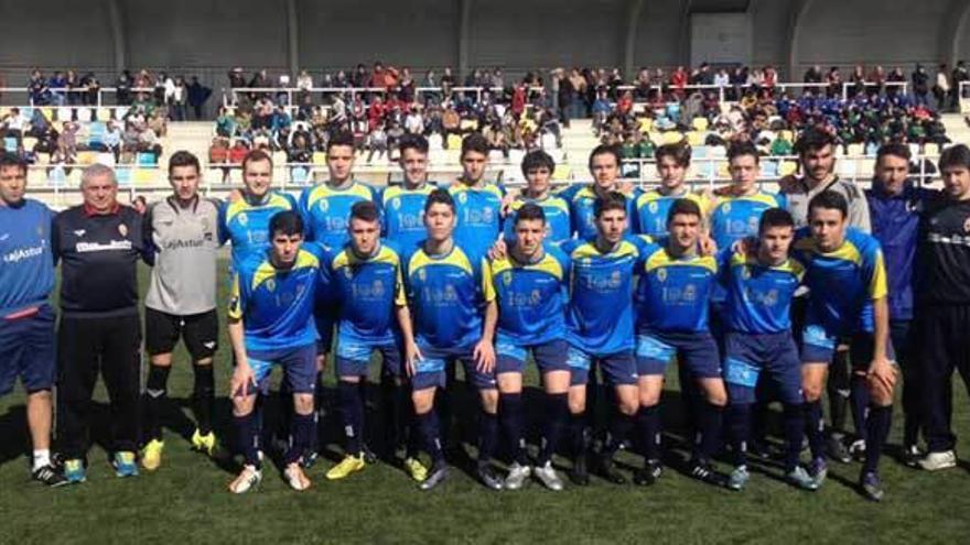 Jugadores y técnicos de la selección sub-18 asturiana posan en Erandio antes de su partido ante el País Vasco.