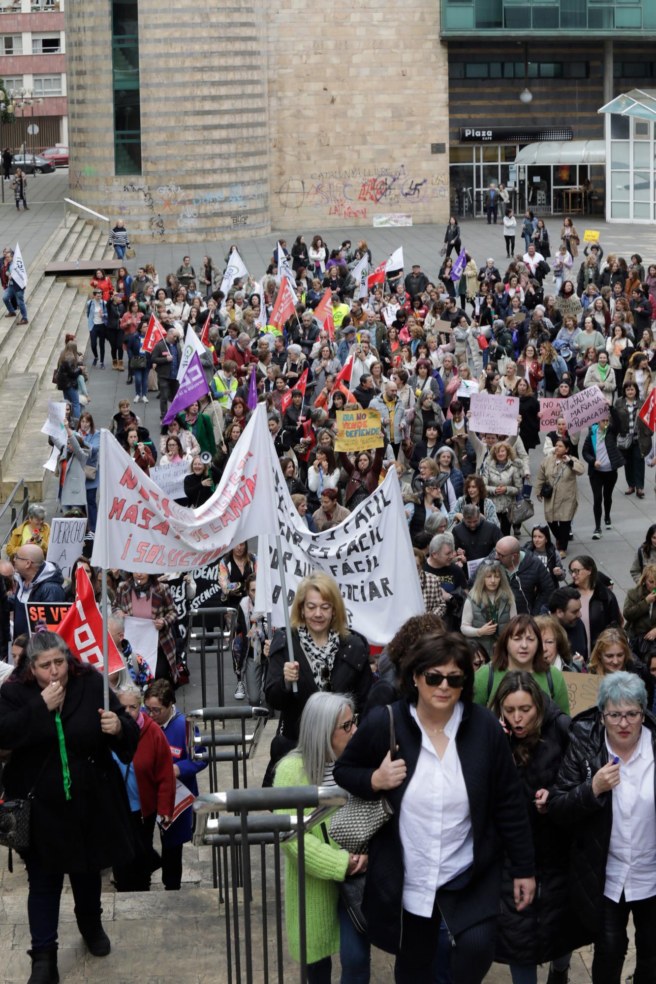 En imágenes: Multitudinaria protesta de los trabajadores del ERA: "Nuestras vacaciones no son un trueque electoral"