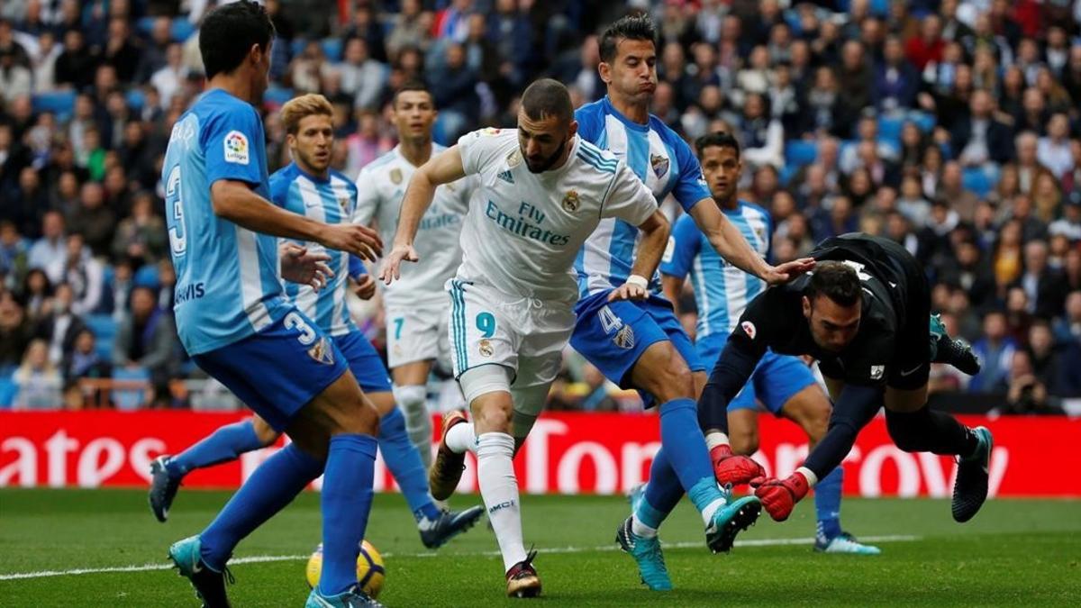 Benzema ha adelantado al Madrid ante el Málaga.