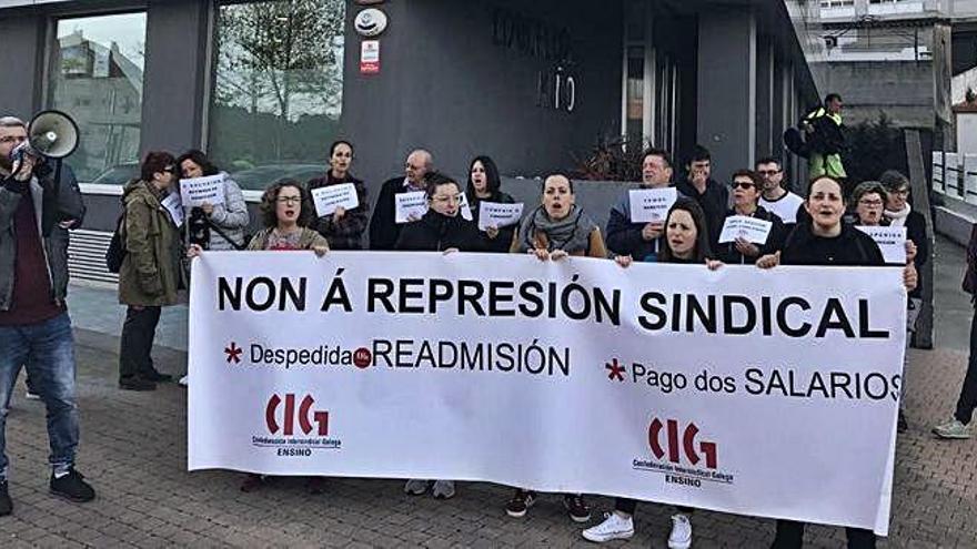 Protesta de las trabajadoras de la escuela infantil convocada por la CIG, ayer, frente al Concello de Miño.