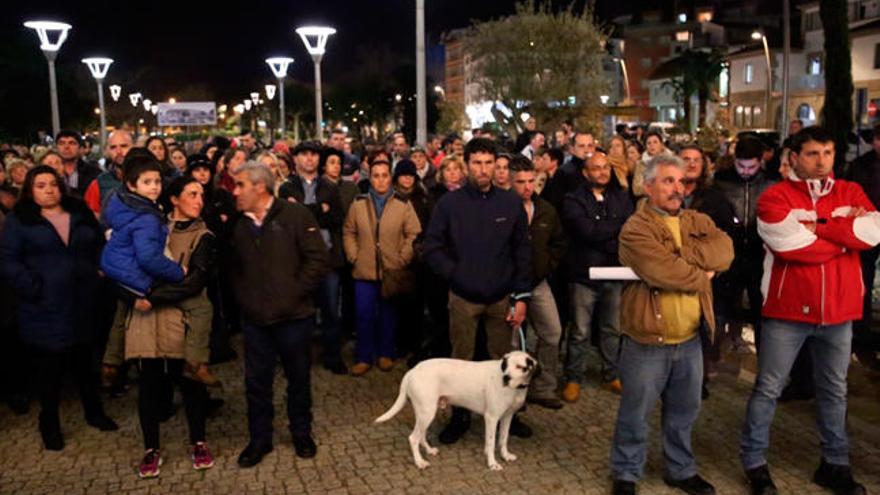 Vecinos de O Grove, ante el Concello durante el pleno. //Muñiz