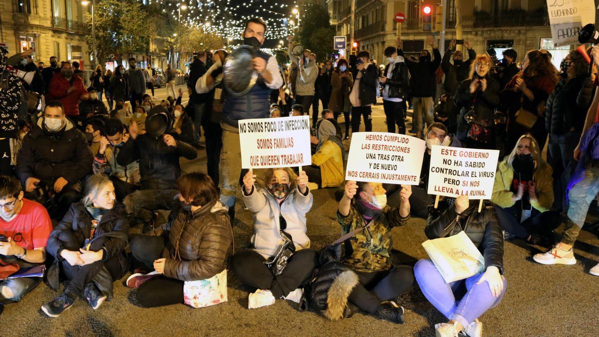 La protesta de la restauració i l’oci nocturn per les restriccions col·lapsa la Gran Via de Barcelona