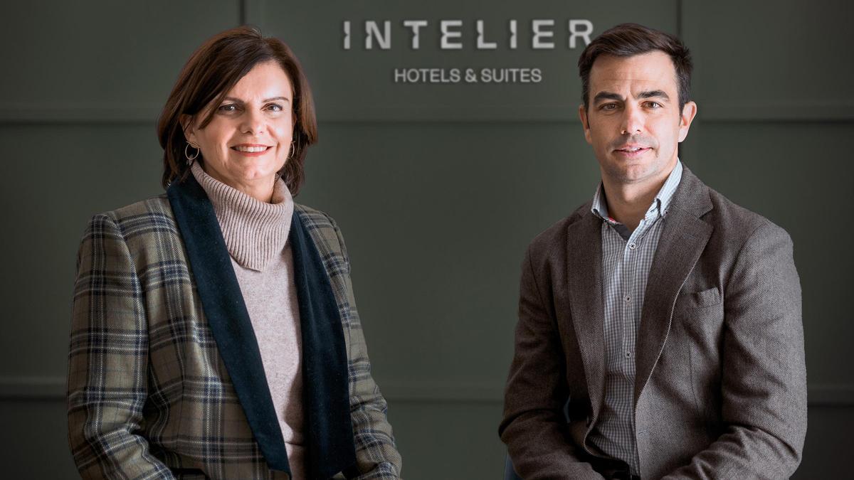 La consejera delegada de Grupo Intur, Myriam Gimeno, junto al director general de la cadena hotelera, Iker Llano, con la nueva marca corporativa del grupo castellonense.