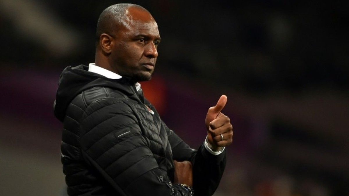 Patrick Vieira tuvo un altercado con un aficionado del Everton al terminar el partido | AFP